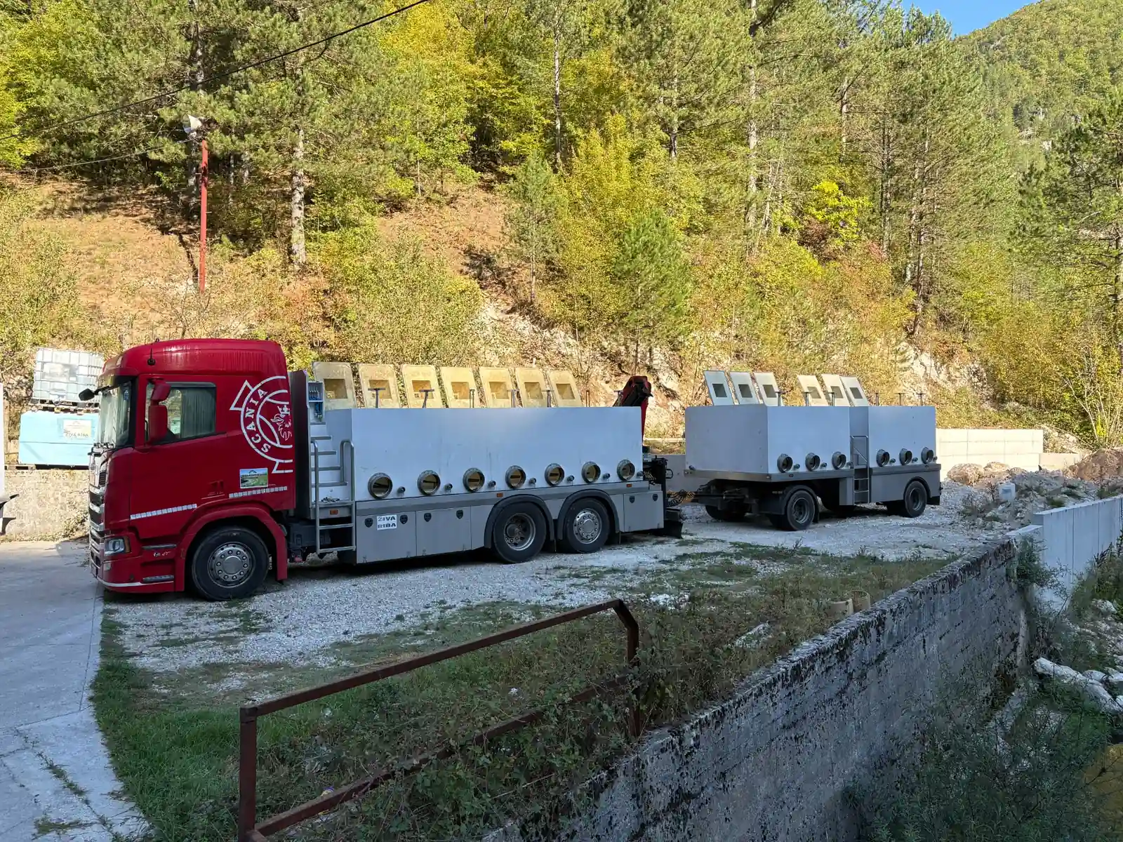 Kamion s prikolicom i spremnicima za prevoz žive ribe